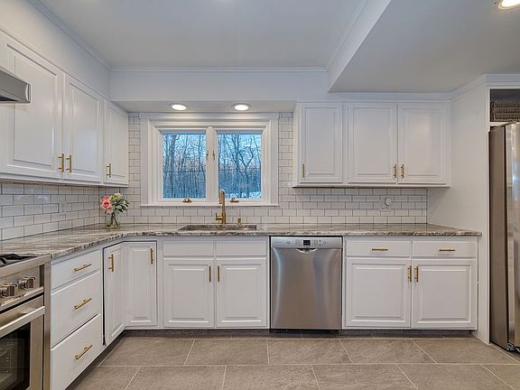2nd image of 40 Dogwood Ln