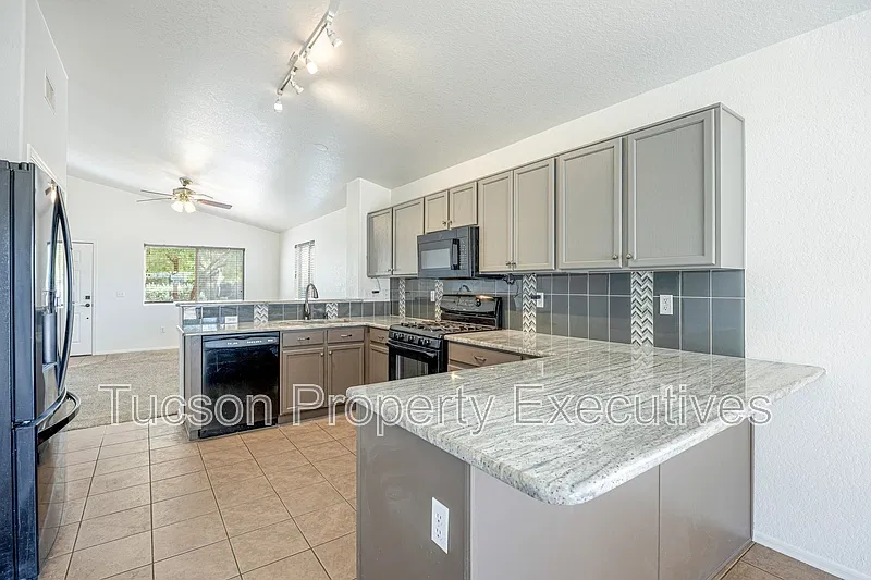 3 bed, 2.0 bath, 1297 sqft, $2,000 — Photo 3