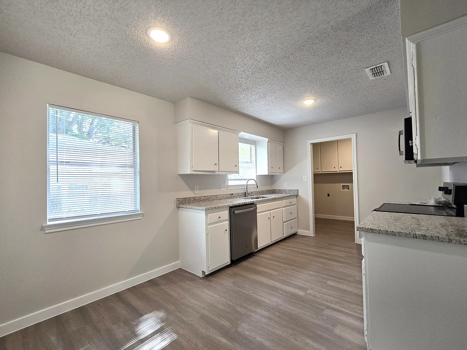 3 bed, 1152 sqft, $1,550 — Photo 4