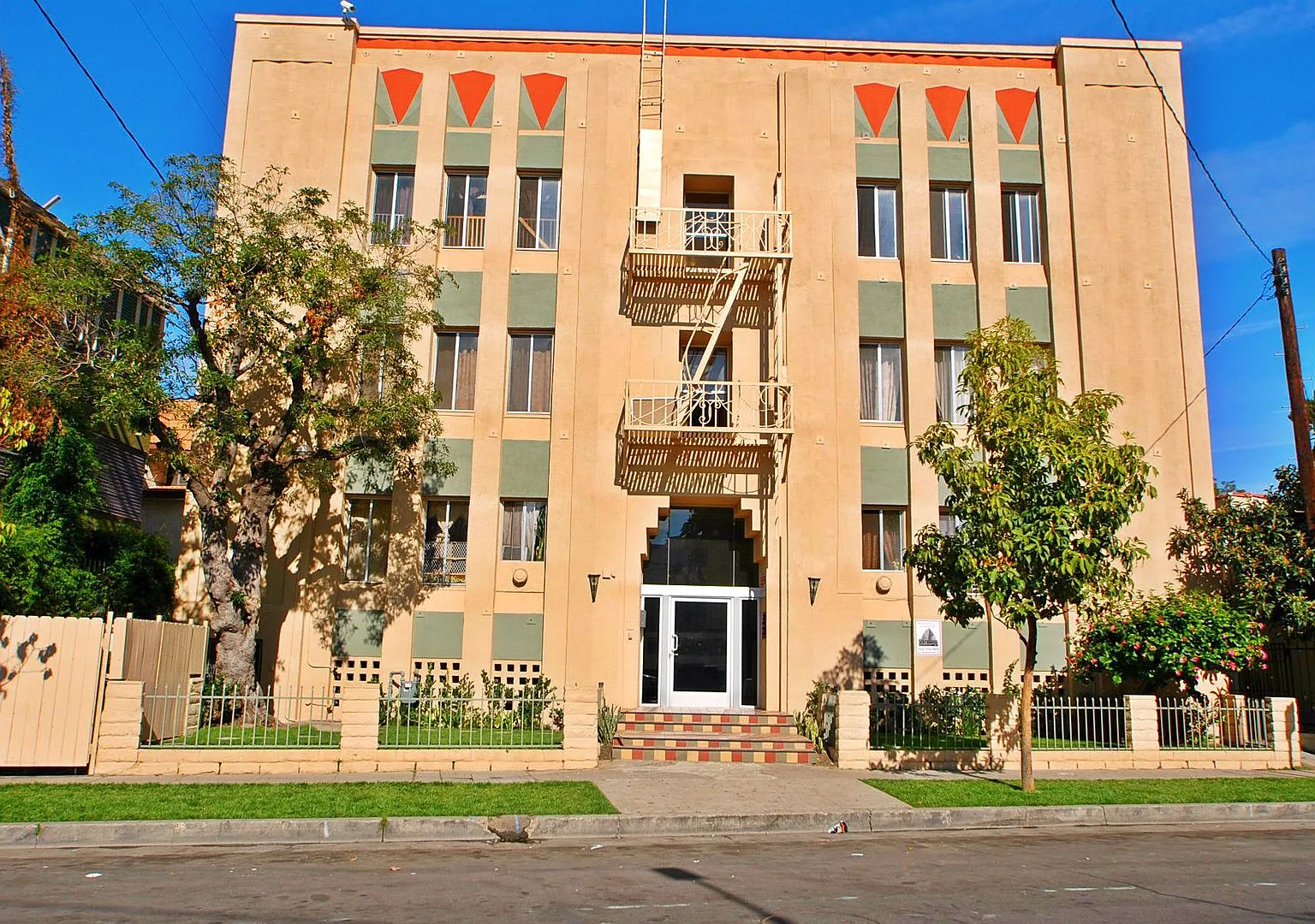 Country Club Drive Park...Newly Remodeled Gorgeous Classic Art Deco Apartment...Great Location! — Photo 4