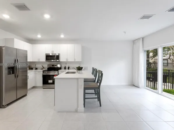 5025 SW 37th St, Hollywood, FL 33023