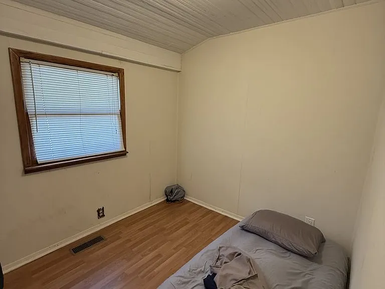 320 S Jackson St — Photo 6