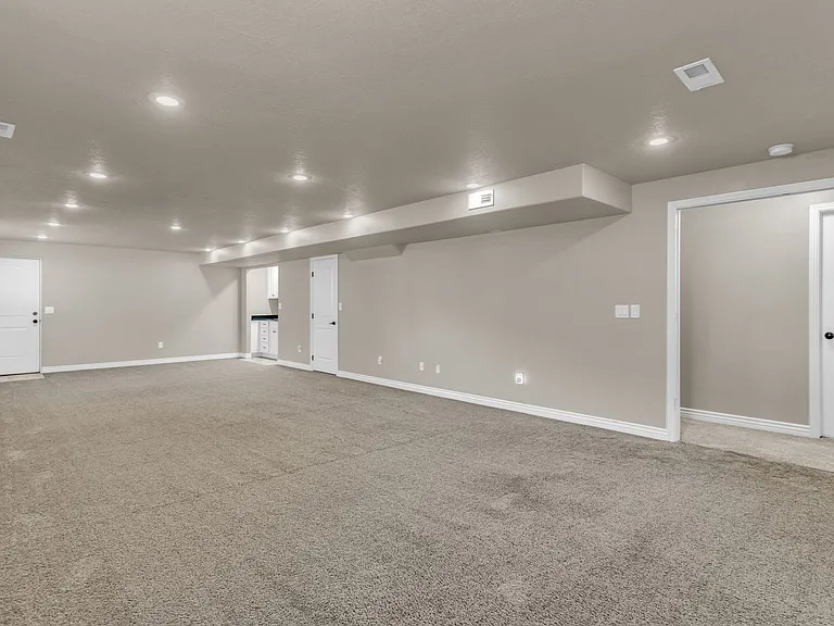 1377 S 4300 W — Photo 28