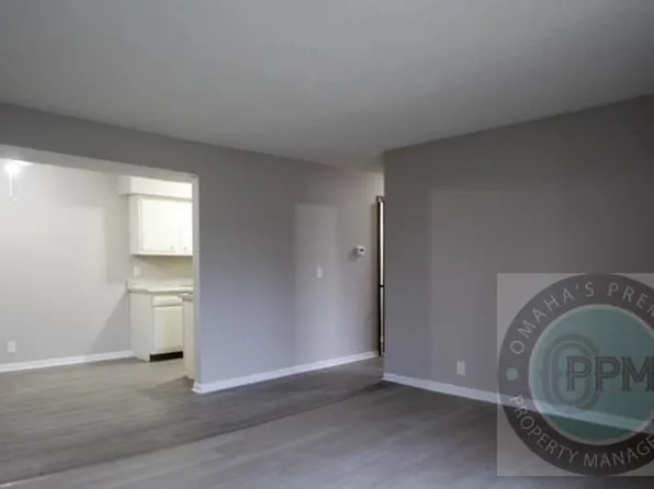 Benson Garden Apartments, 2333 Benson Gardens Blvd, Omaha, NE 68134