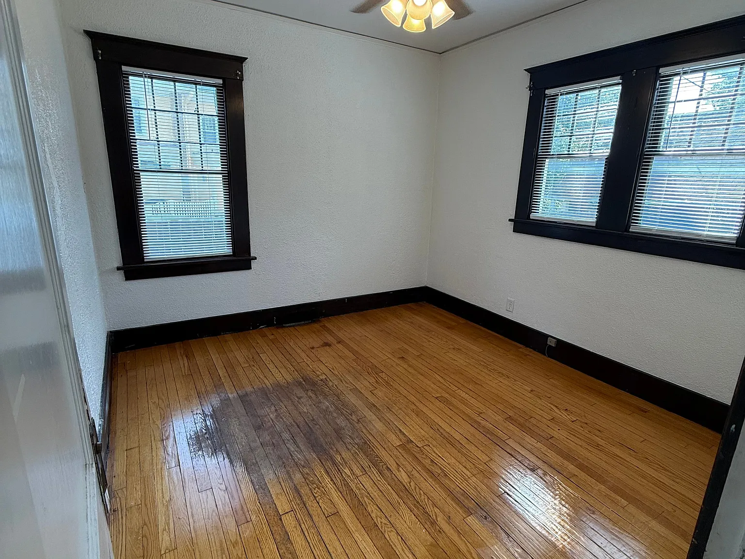 2 bed, 1.0 bath, $1,050 — Photo 2