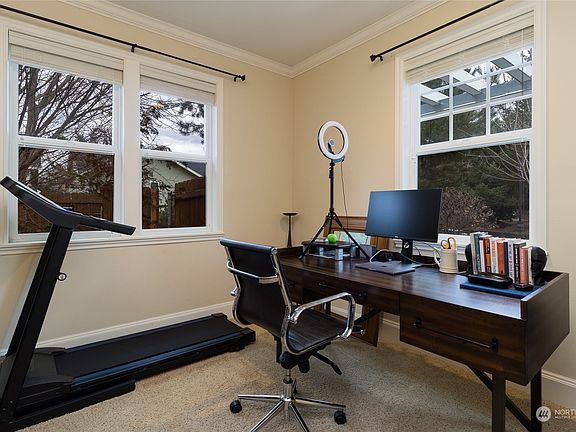4th image of 1081 SE Creekside Drive