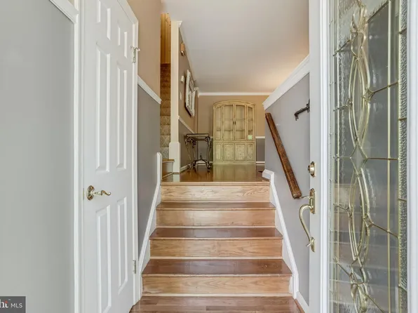 219 Beacon Dr, Sterling, VA 20164
