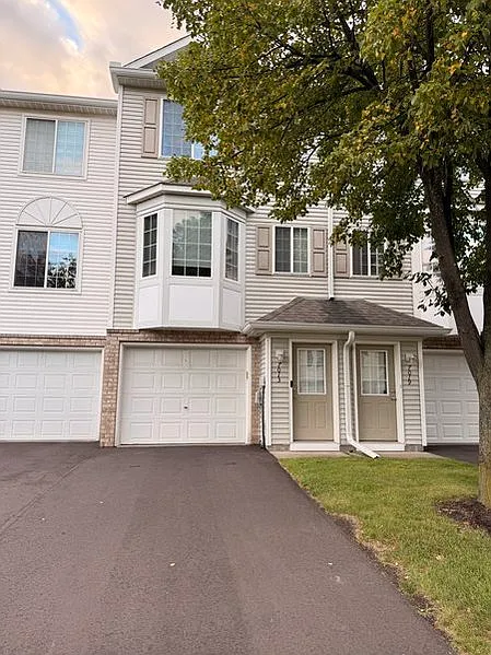 2 bed, 1.5 bath, 927 sqft, $2,000 — Photo 2