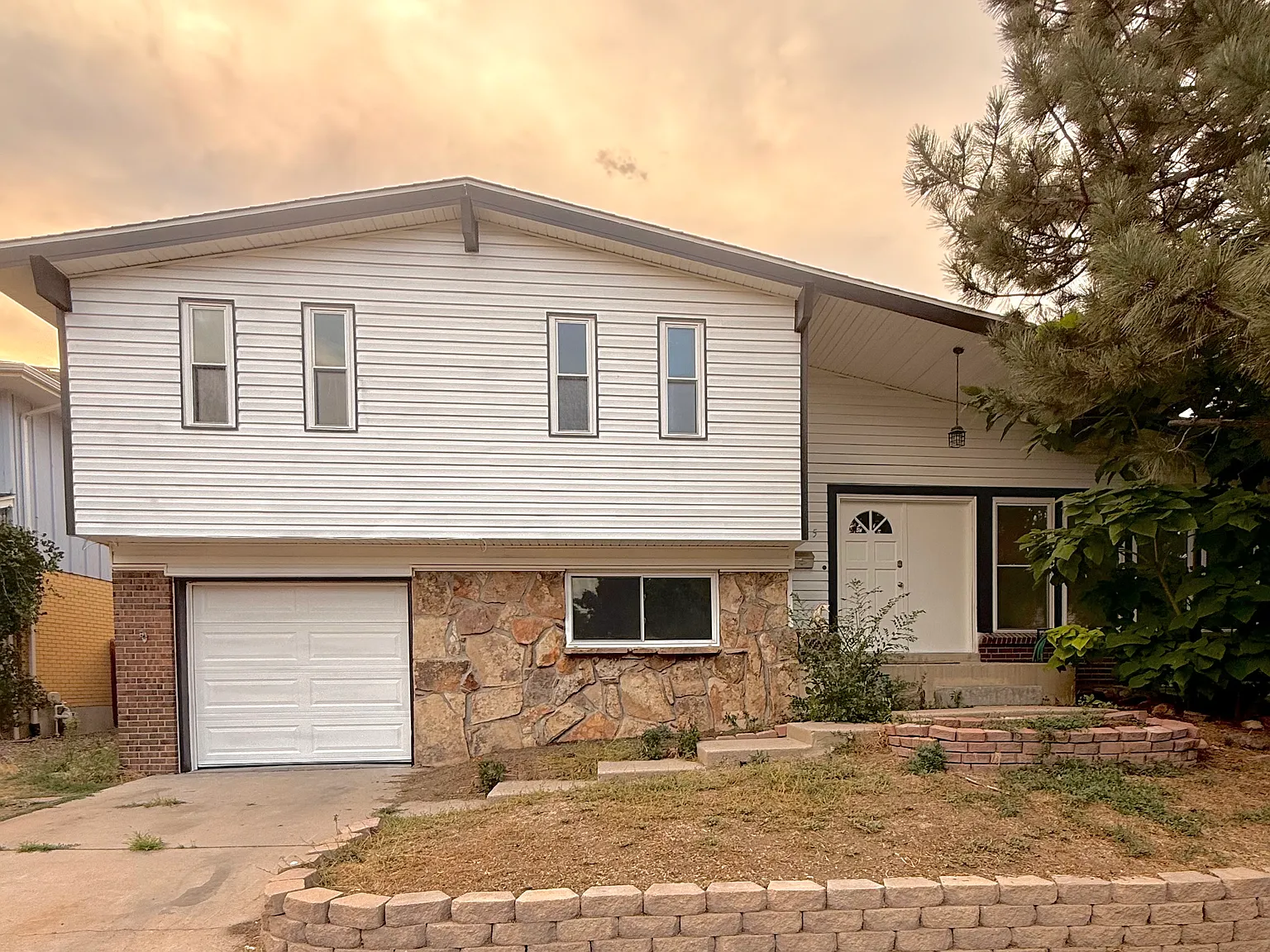4 bed, 2075 sqft, $3,100 — Photo 1