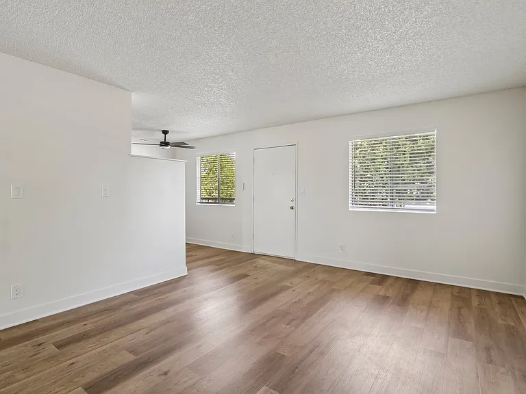 558 N Kenmore Ave #204 — Photo 2