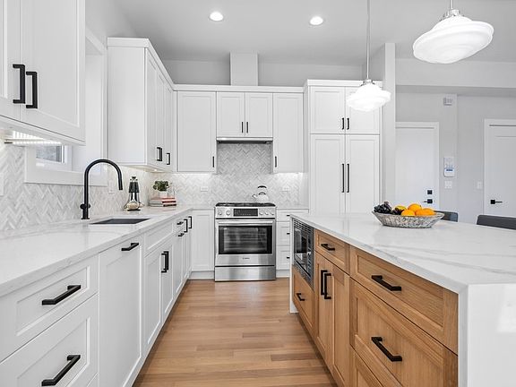 3rd image of 1444 W Winona St #1S