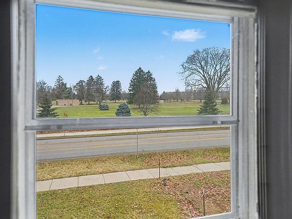 4th image of 410 E Angela Blvd