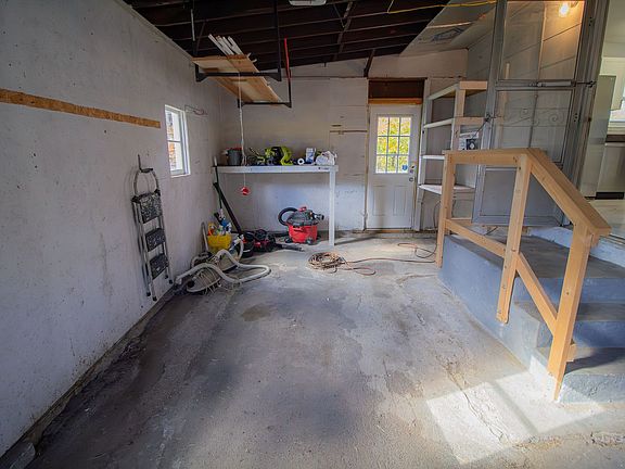 5th image of 5 Huckleberry Ln