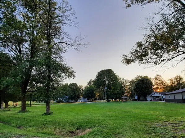 4 Evergreen Dr, Greenup, IL 62428
