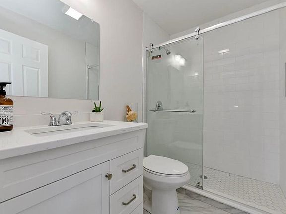 5th image of 224 Newbury Ave #2