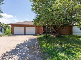528 Sioux Dr, Ozawkie, KS 66070