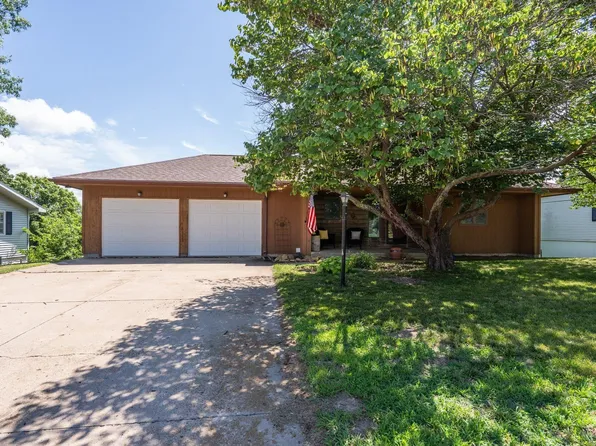 528 Sioux Dr, Ozawkie, KS 66070