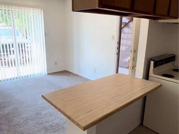 3rd image of 1075 W Vanderbilt St #11508109