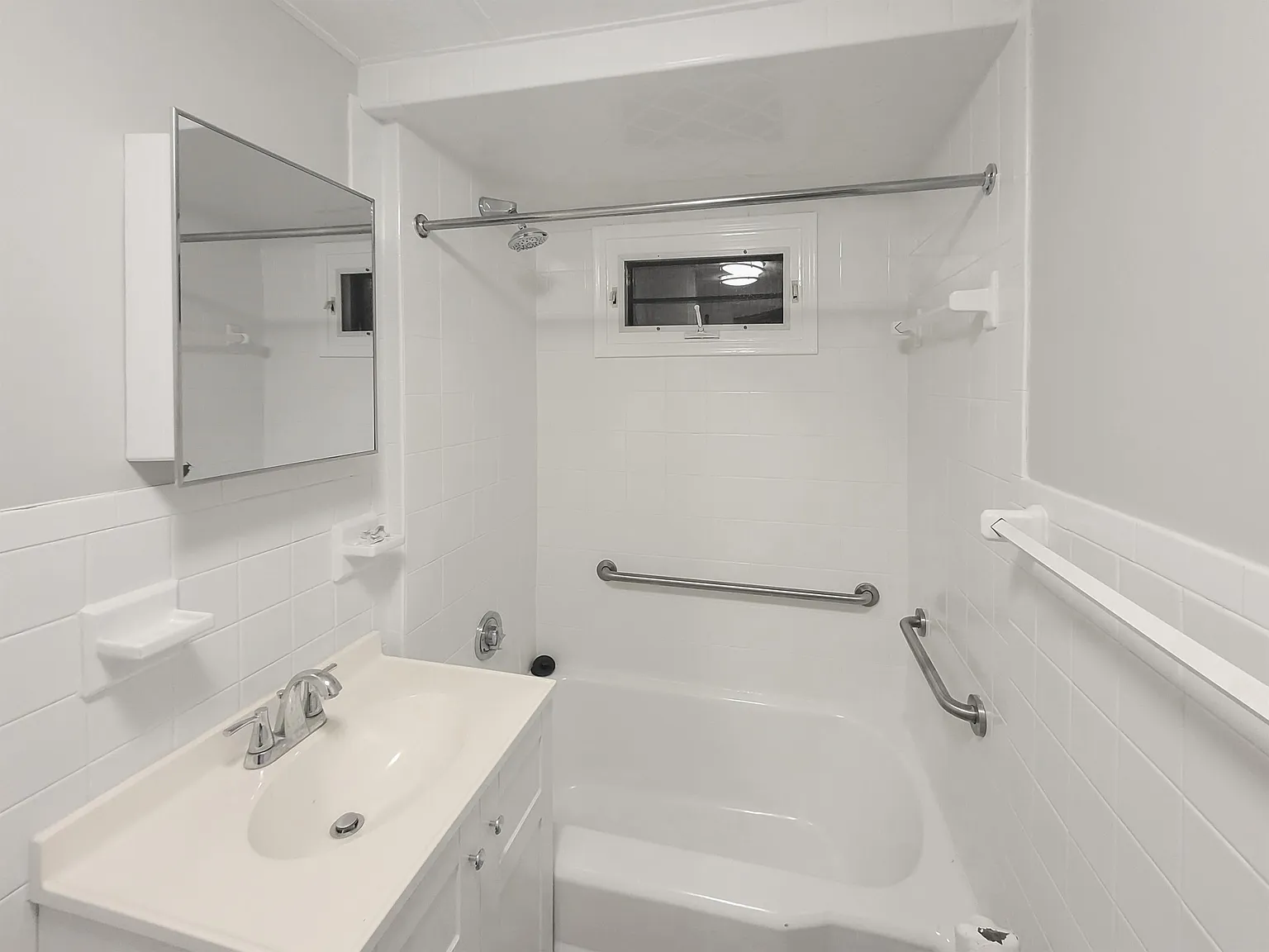 24 Gladstone Street — Photo 2