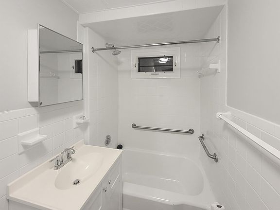 2nd image of 24 Gladstone St Unit 2