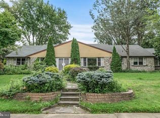 2 Summit Valley Ln, Oreland, PA 19075