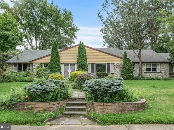 2 Summit Valley Ln, Oreland, PA 19075