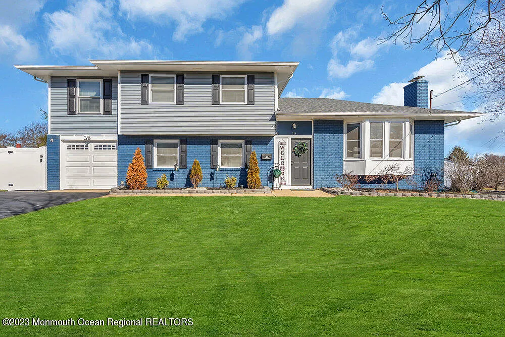 18 Lexington Road photo 1