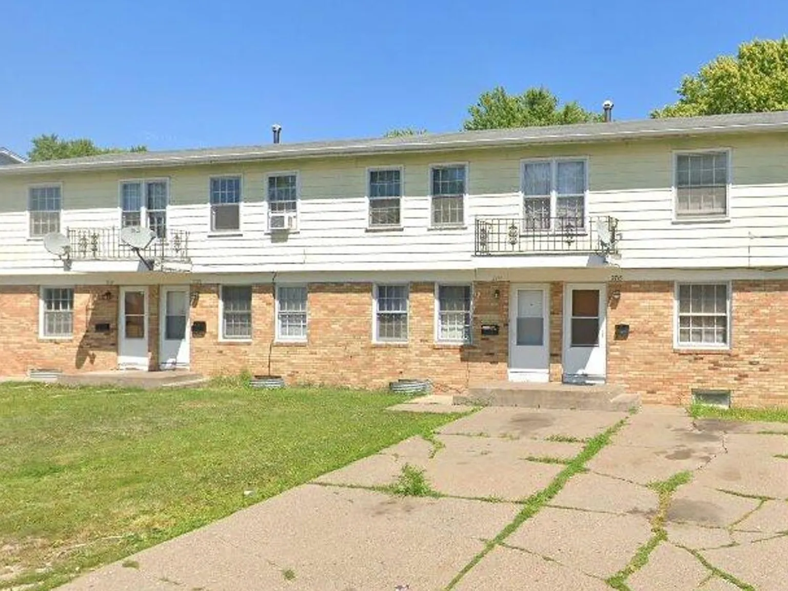 2715 Magnolia — Photo 3
