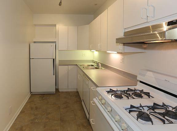 2nd image of 5516 N Kenmore Ave #100
