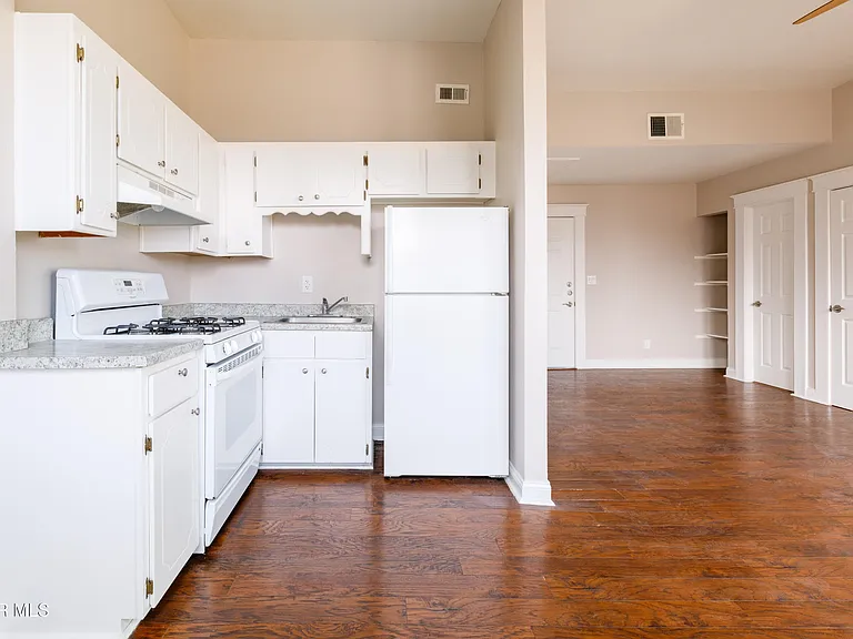 521 W Missouri Ave #12 — Photo 5