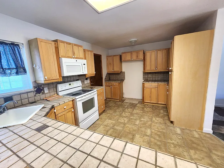 718 W Monterey St — Photo 2