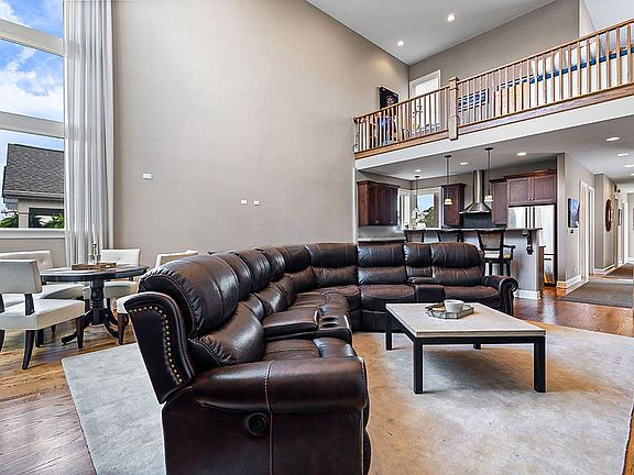 5th image of 2424 N Ashland Ave #Penthouse