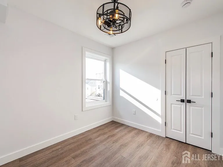 227 21st St — Photo 7