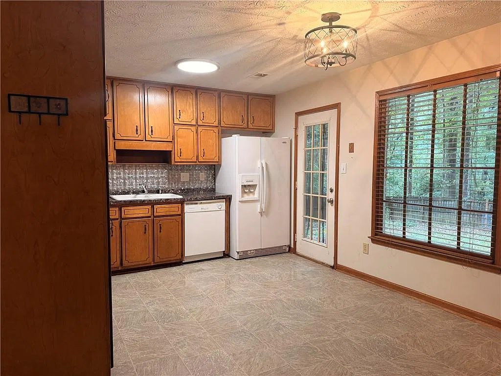 3 bed, 2.0 bath, 1261 sqft, $2,250 — Photo 4