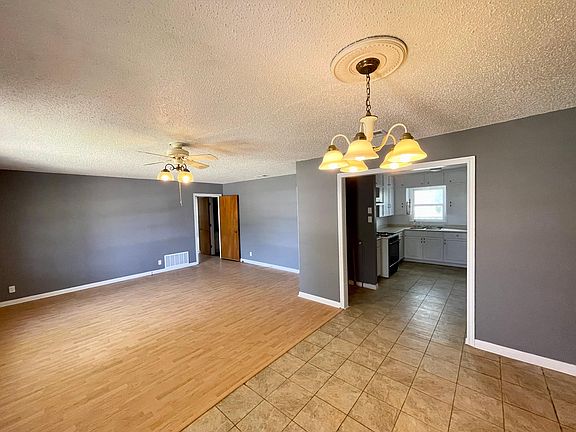 4th image of 2408 Oak Dr