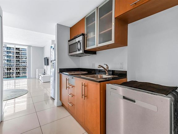 4th image of 1750 N Bayshore Dr APT 4507