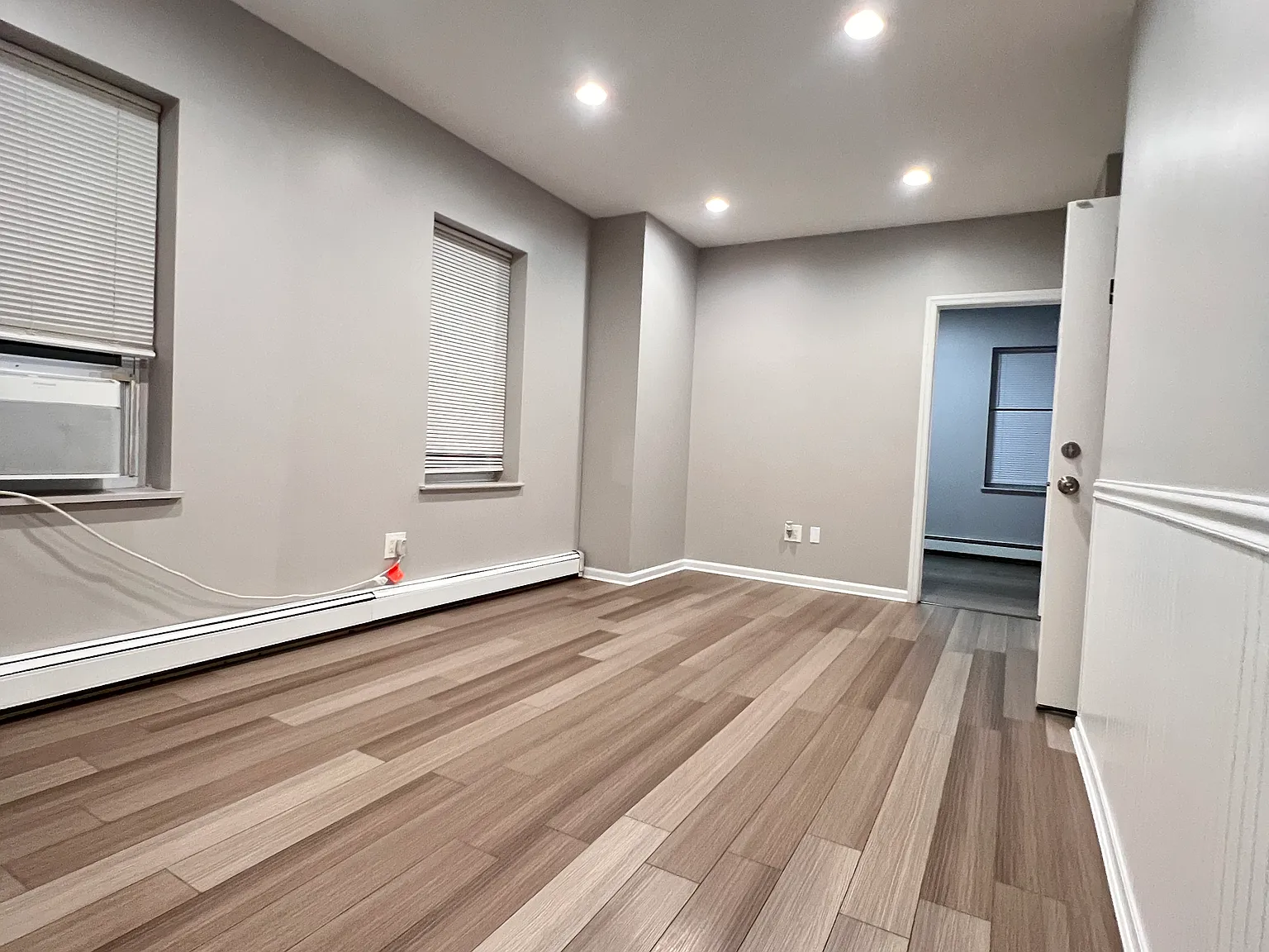 3 bed, 900 sqft, $2,900 — Photo 2