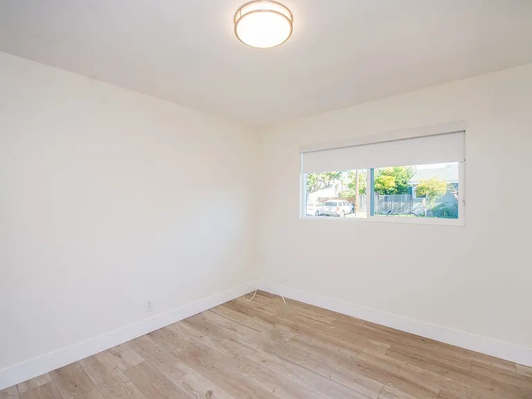 2253 Elden Ave — Photo 14