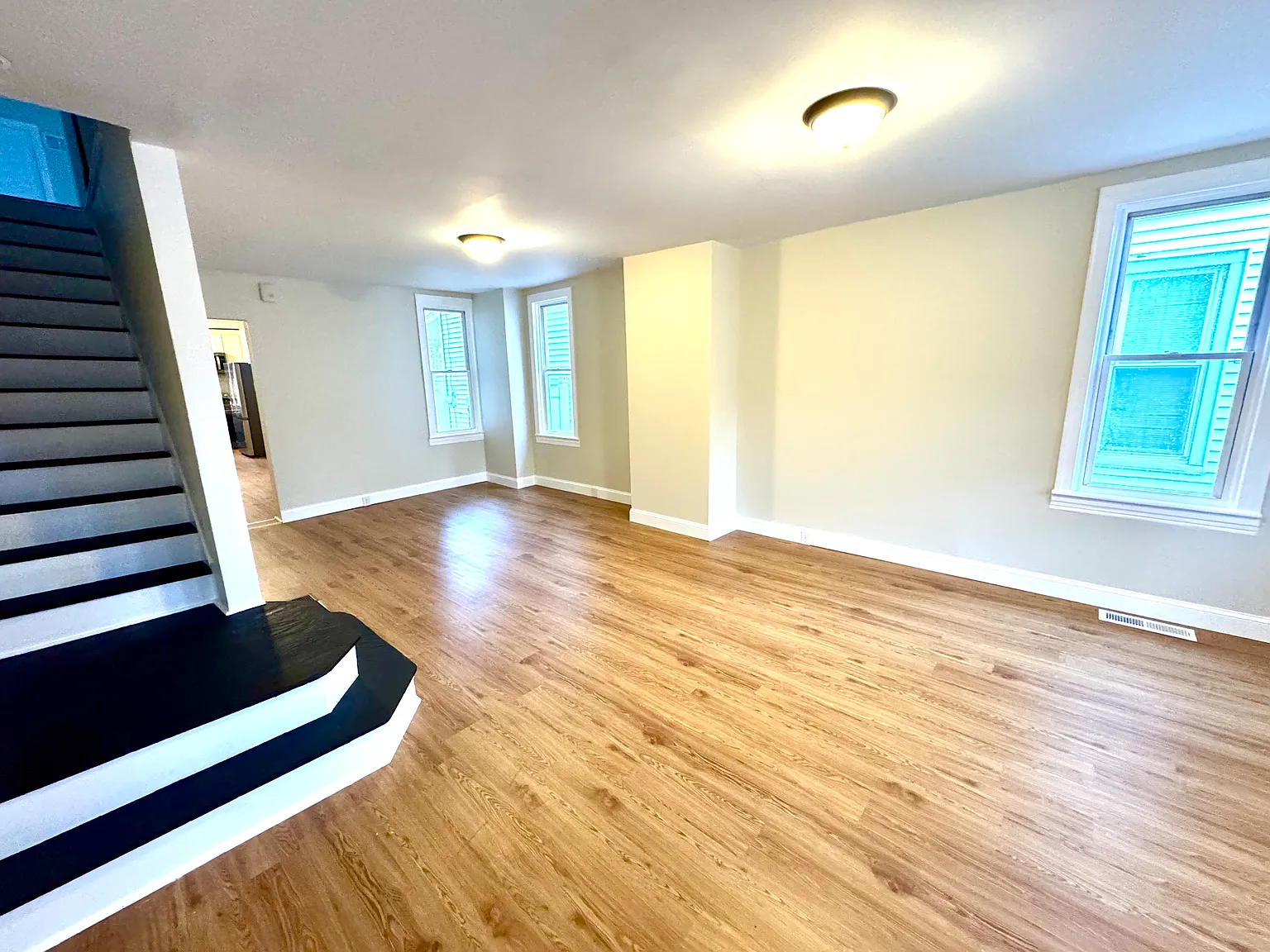 5 bed, 1968 sqft, $2,200 — Photo 2