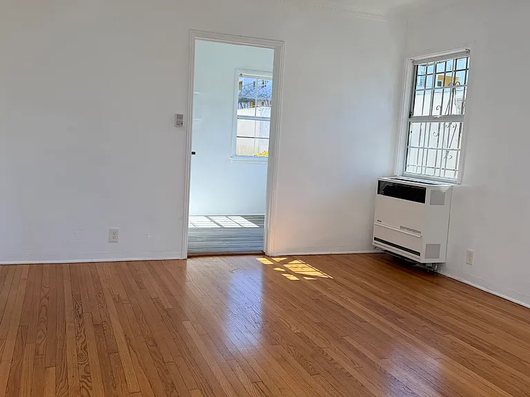 3516 S Victoria Ave — Photo 8