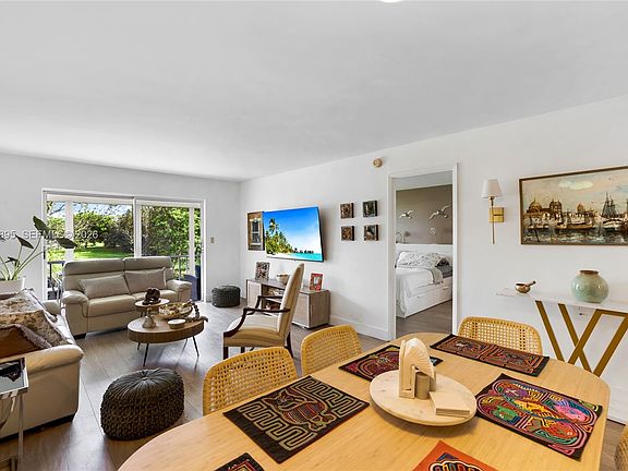 4th image of 950 Hillcrest Dr APT 212