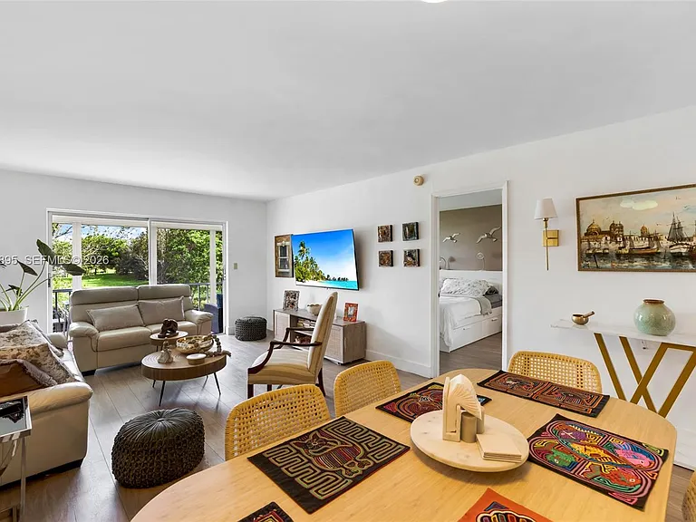 950 Hillcrest Dr #212 — Photo 4