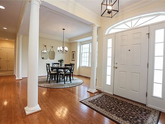 4th image of 22 Mid Ponds Ln