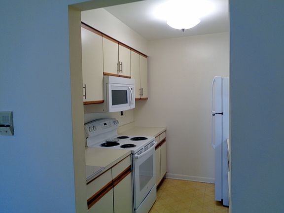 Kitchen w/microwave
