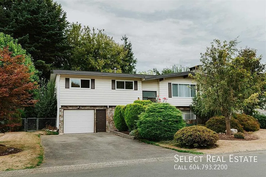 3 bed, 1.5 bath, 1261 sqft, $2,300 — Photo 1