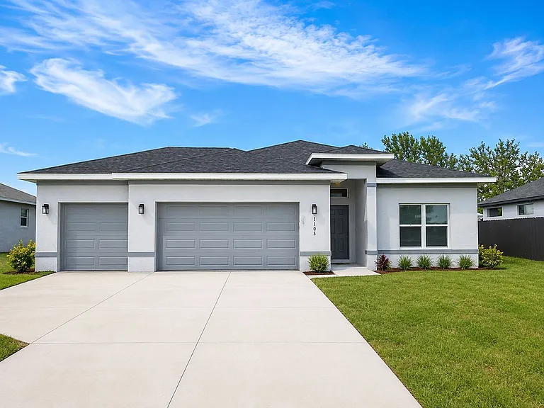 1105 NE 10th St — Photo 2
