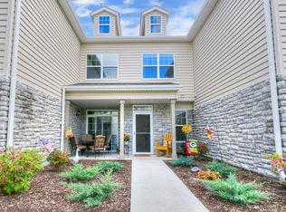 N17W26475 Meadowgrass Cir, Pewaukee, WI 53072