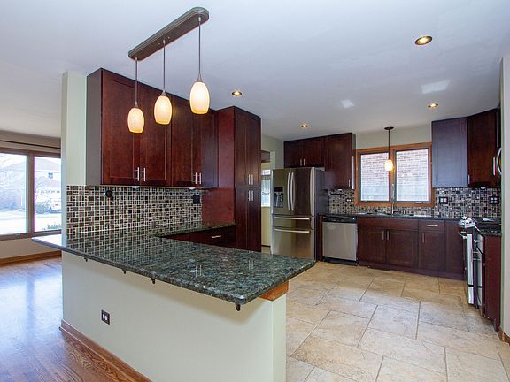 3rd image of 8906 Parkside Ave