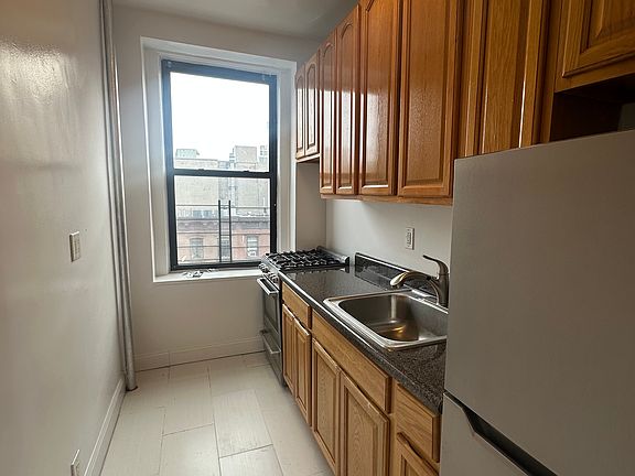3rd image of 27 E 124th St APT 4B