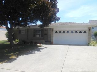 35692 Woodvilla Dr, Sterling Heights, MI 48312